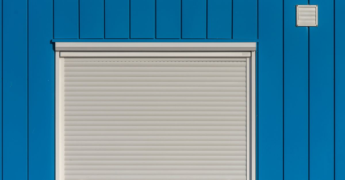 Volet roulant fermé sur la façade d'un bâtiment